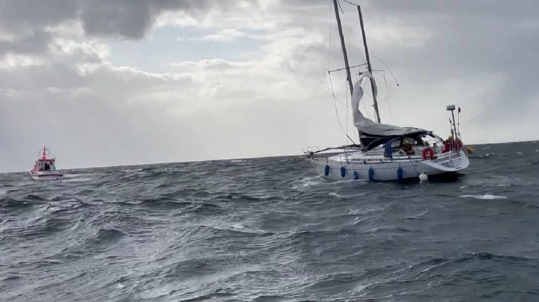 Accident: Sailing yacht in distress after mast breaks