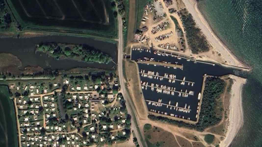 Hohwacht Bay: Closed harbour Lippe - approach buoy retracted