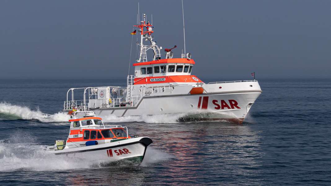 Prerow: Sea rescuers tow distressed vessels to unopened port of refuge