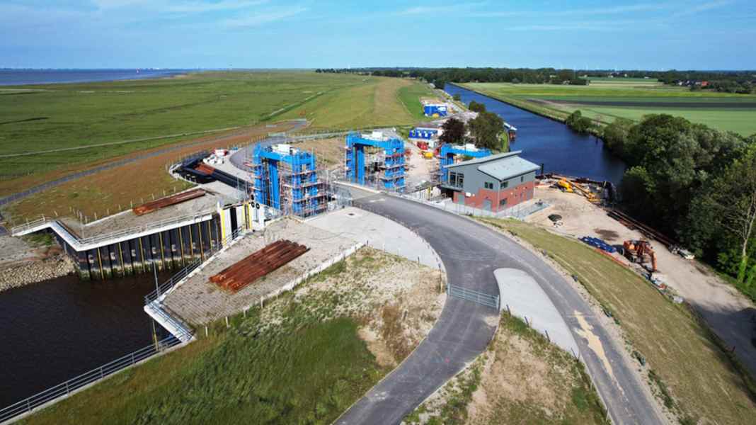 Closure: Hadelner lock to be drained