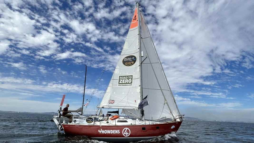 Golden Globe Race: Simon Curwen arriva a Hobart e i leader serrano i ranghi