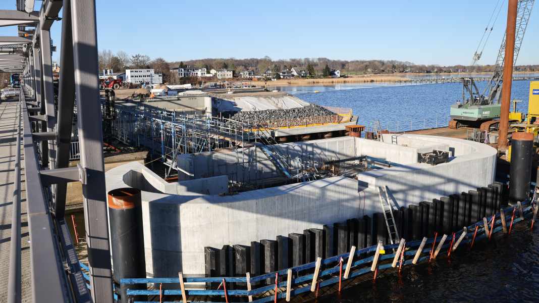 Lindaunis Bridge: Opening hours and protest