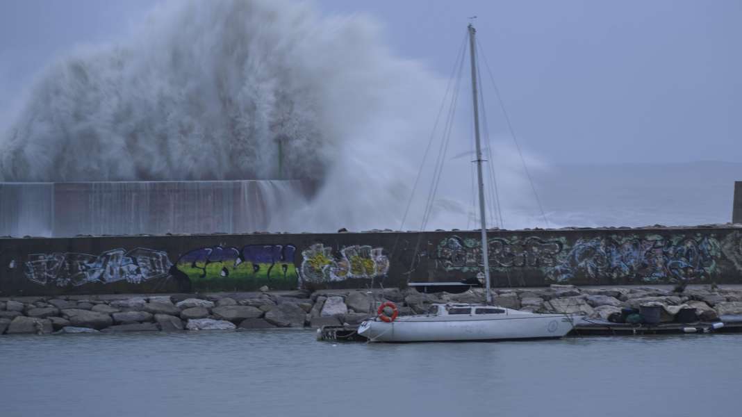 Mediterraneo: ancora onde mostruose al largo delle Baleari