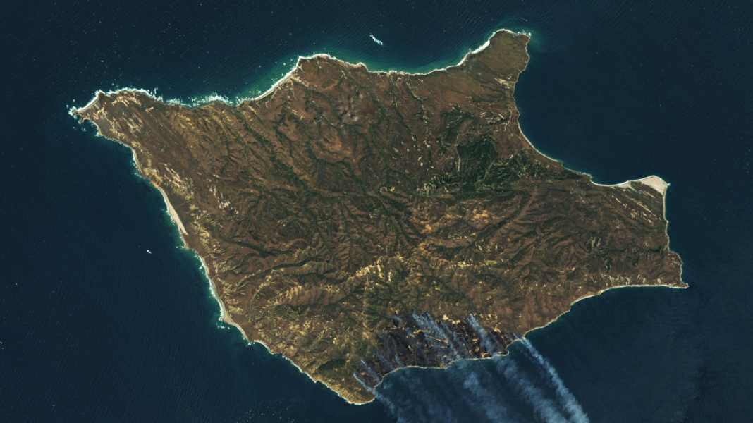 Isola di Santa Rosa: un marinaio incagliato scatena un incendio selvaggio