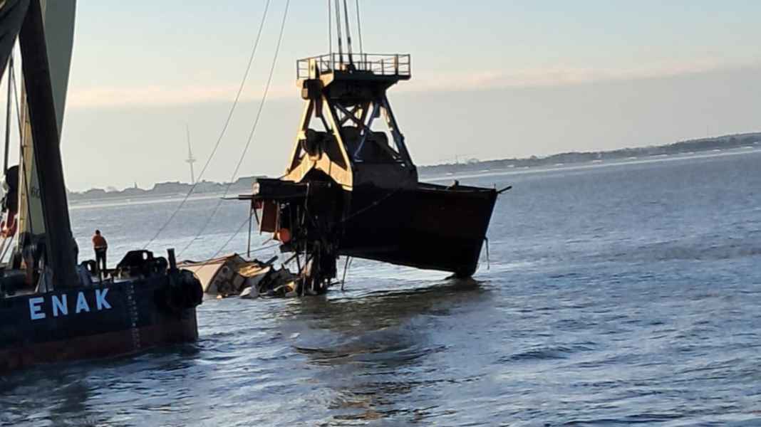 Traditional sailing ship: The "Ethel of Brixham" breaks up during salvage