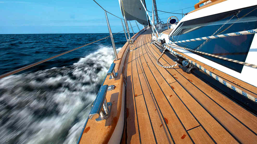 Addio: il caporedattore di YACHT Jochen Rieker dice "Bye!".