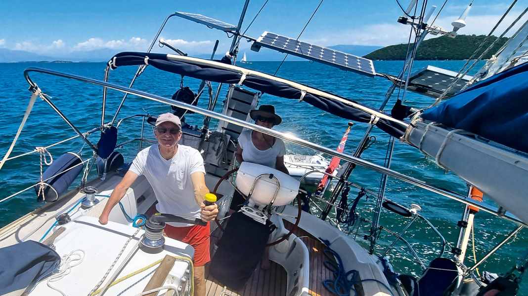 Intervista: John Hughes, come si fa a navigare con una mano sola?