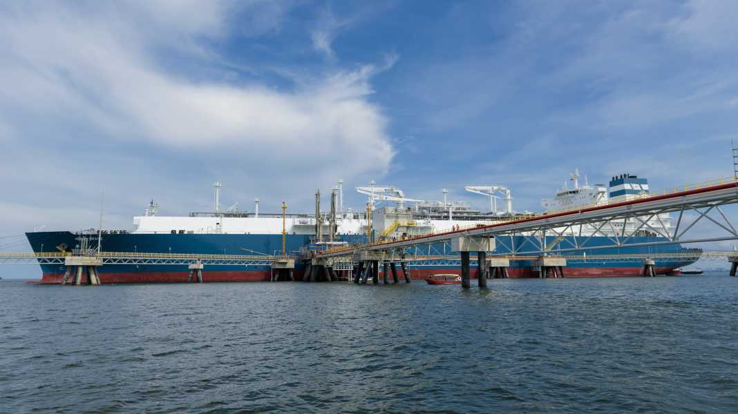 LNG-Tanker: Segler müssen doch nicht Abstand halten!