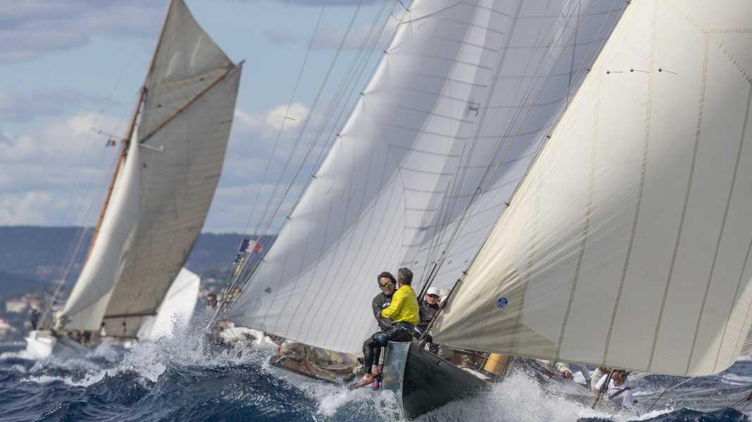 Saint-Tropez: immagini entusiasmanti, i classici lottano con il vento forte