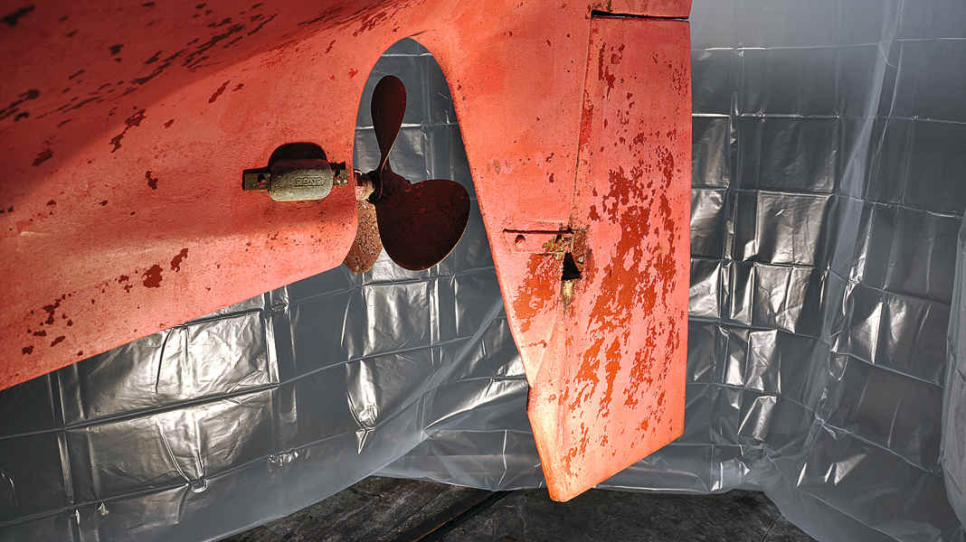 Rudder maintenance: check the rudder system and maintain the rudder bearings