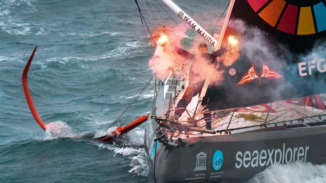 Un an après son départ pour le Vendée Globe, Boris Herrmann et l'équipe Malizia fêtent la montagne de la construction neuve.