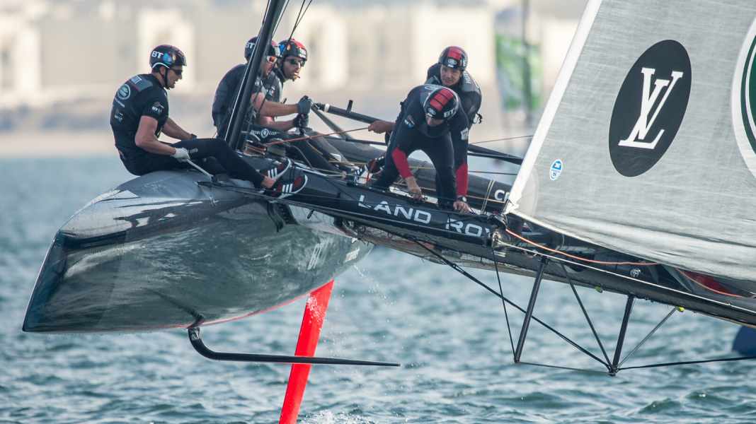 America's Cup: Ainslie wins after a lightning start in Oman