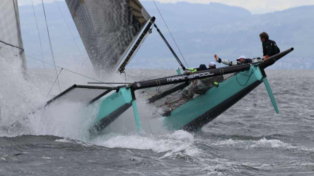 Série de photos d'un chavirage de catamaran : entraînement de Pâques avec retournement - la séquence photo complète