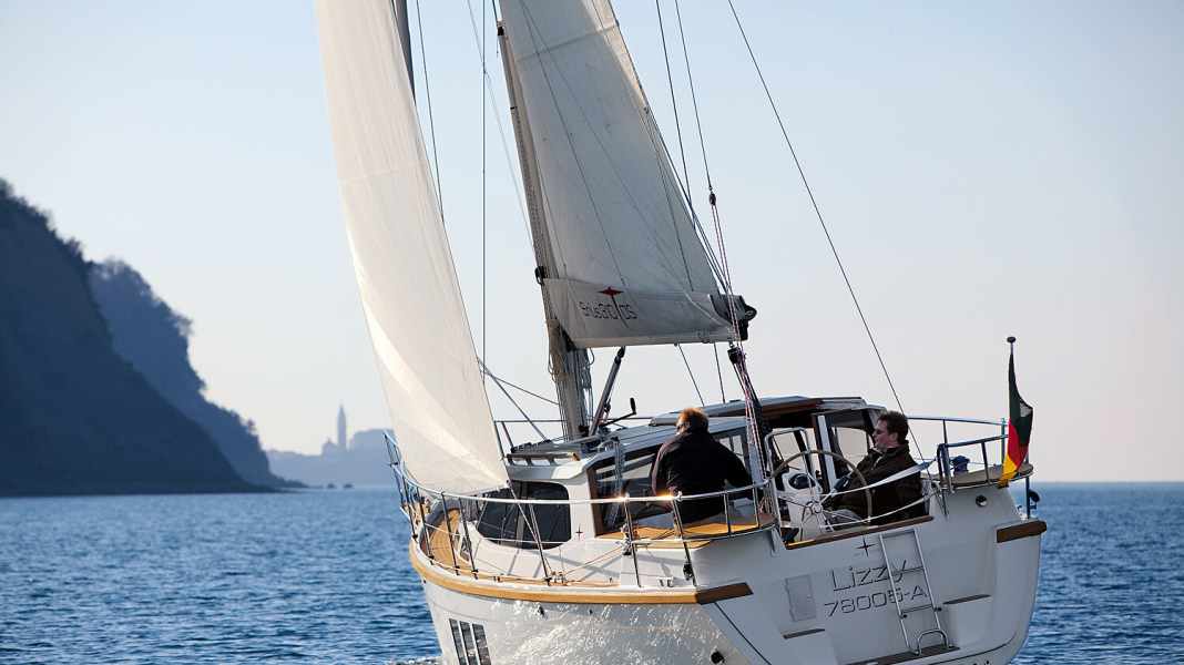 Sirius 310 DS: vista panoramica con salone di coperta