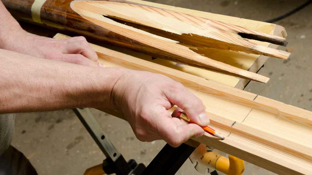 Entretien des gréements en bois : cure intensive pour le mât en bois