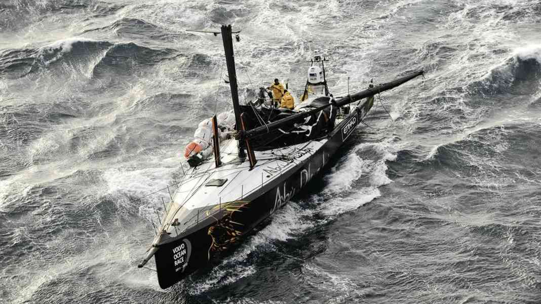 Volvo Ocean Race: primo incidente: rottura dell'albero ad Abu Dhabi