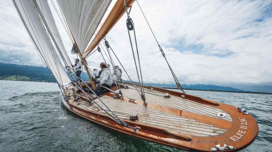 "Elfe II": Elegante Dame mit Spreizgaffel
