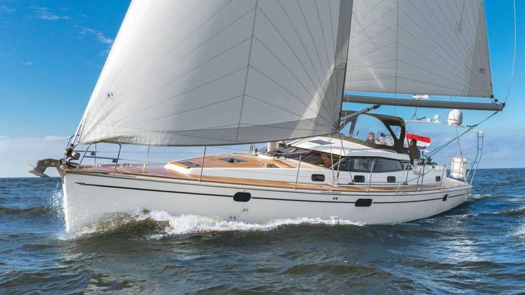 Delphia 46 DS : yacht à cockpit central avec vue panoramique