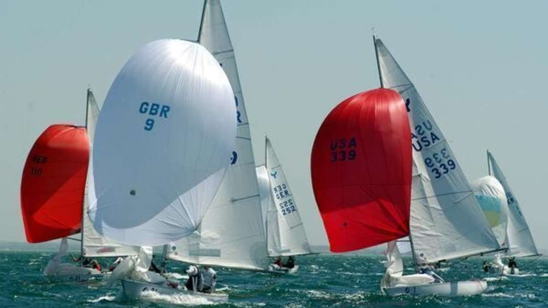 Regatta-News: Ulrike Schümann führt bei Yngling-WM