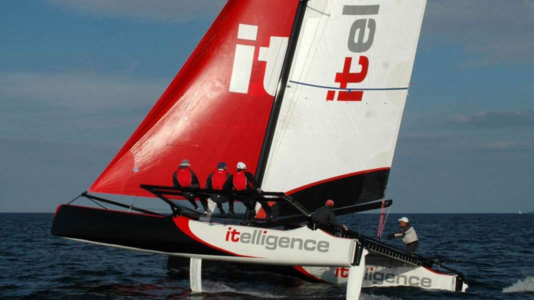Catamarano M32: ad alta velocità attraverso la baia