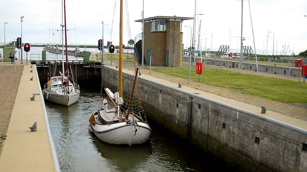 Holland: Kornwerderzand lock closed