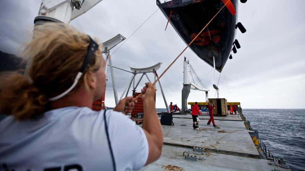 Volvo Ocean Race: A new mast for Father Christmas