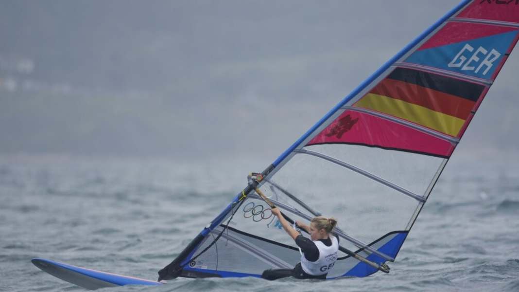 Olympia 2012: Zwei Surfer treiben die Segler an