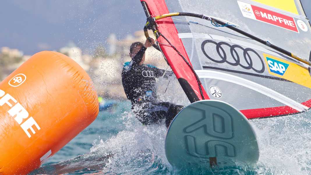 Segeln olympisch: Delle springt von der Olympiawelle