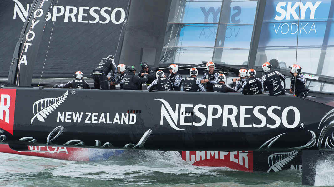 America's Cup : Tom Cruise manœuvre et dirige