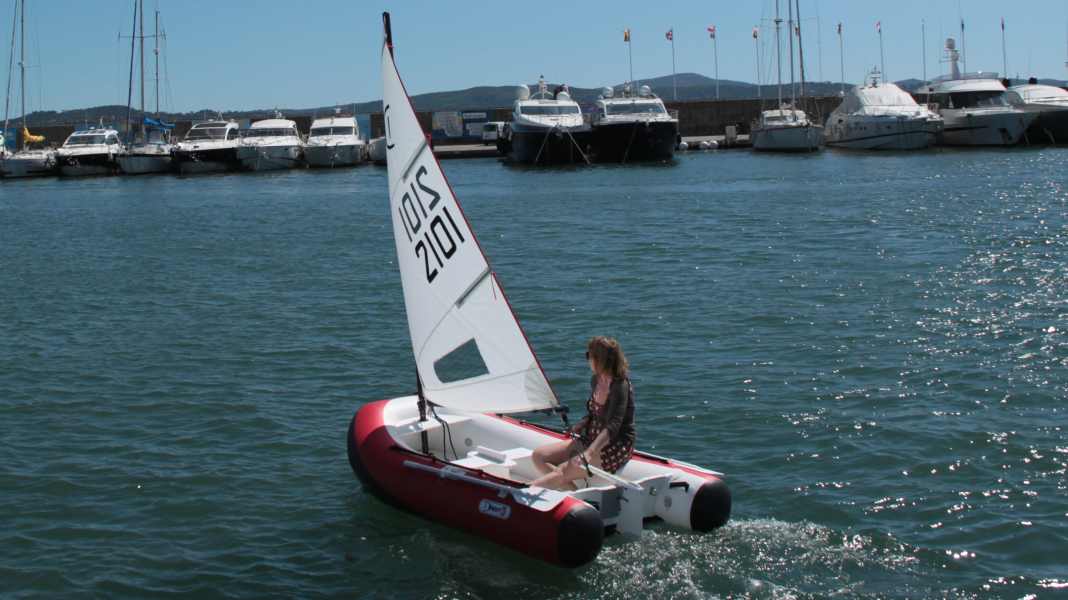 Dinghy: Sailing dinghy with centreboard