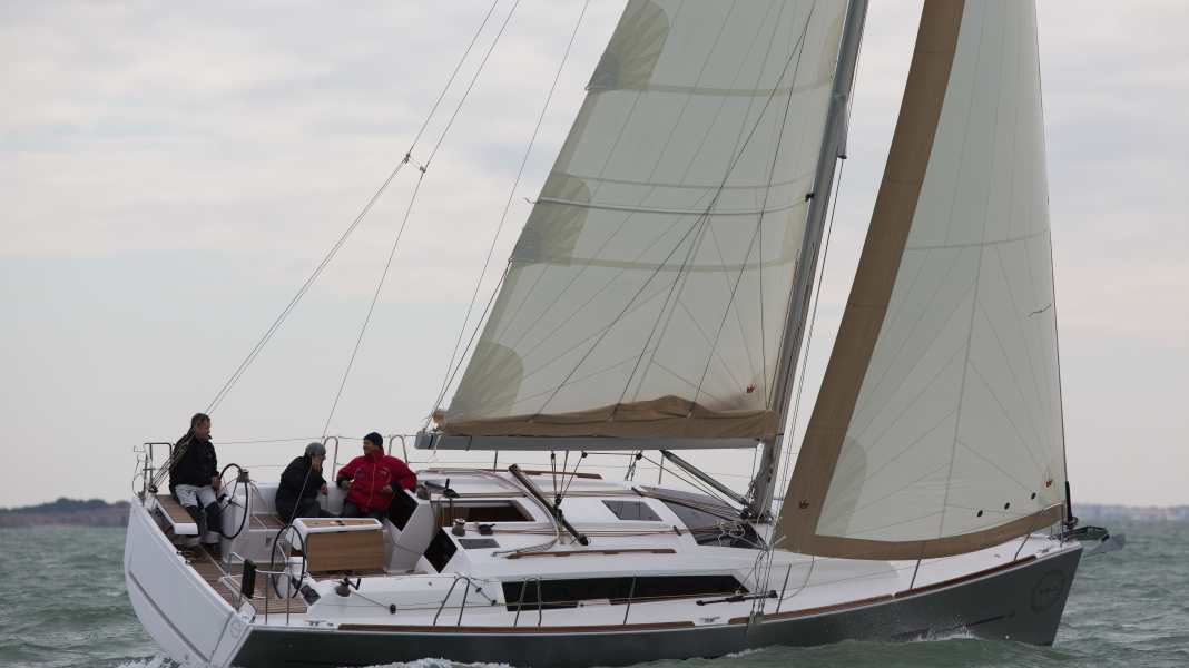 Dufour 382 GL : polyvalent à l'intérieur, fonctionnel à l'extérieur