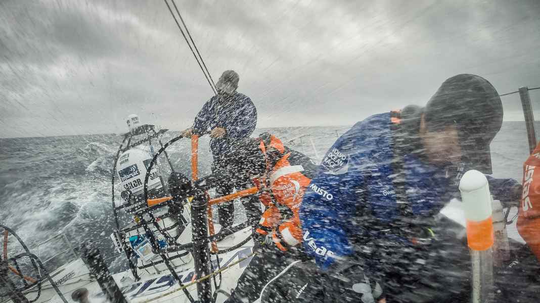 Volvo Ocean Race: Wassereinbruch beim Führenden