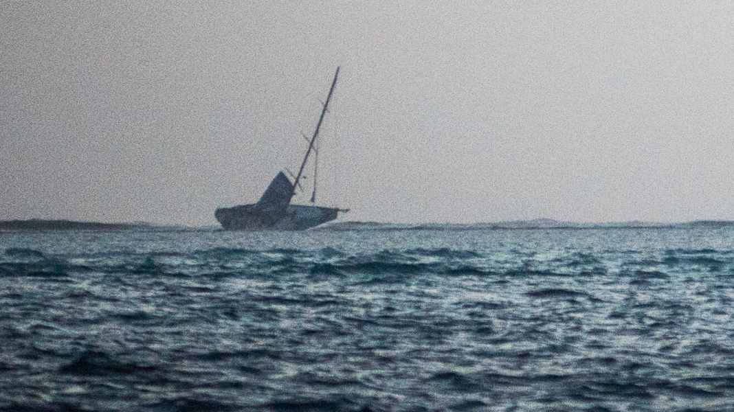 Volvo Ocean Race: Run aground: Vestas crew recovered