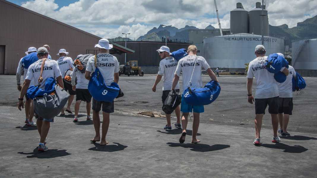 Volvo Ocean Race: tutti e nove gli uomini Vestas a terra in sicurezza