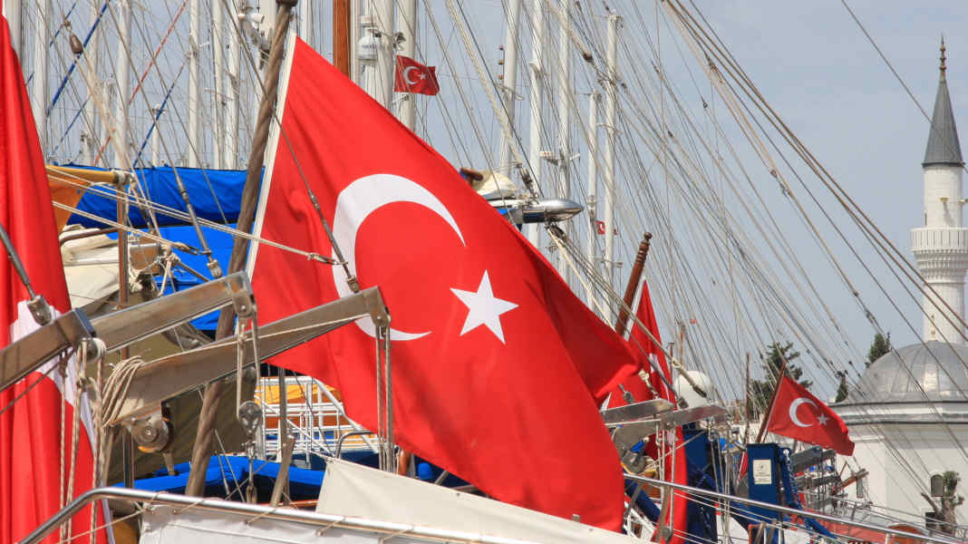 Marché de la location : la Turquie oblige-t-elle les yachts de location à passer sous pavillon turc ?