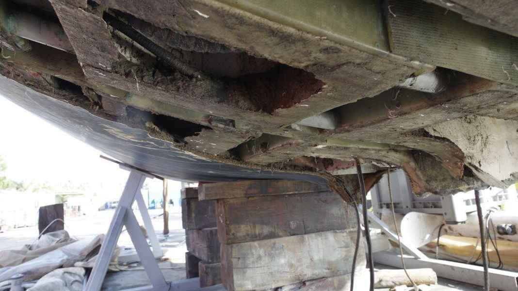 Accident: Oyster 825: stark images of a wreck