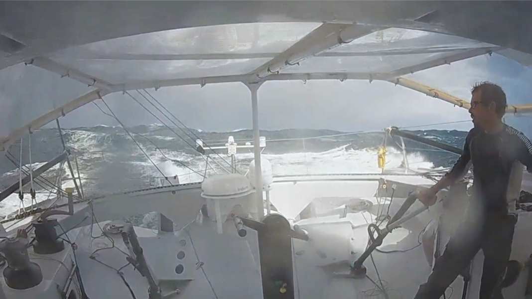 Vendée Globe: Another "UFO": Ruyant heads for New Zealand with damage