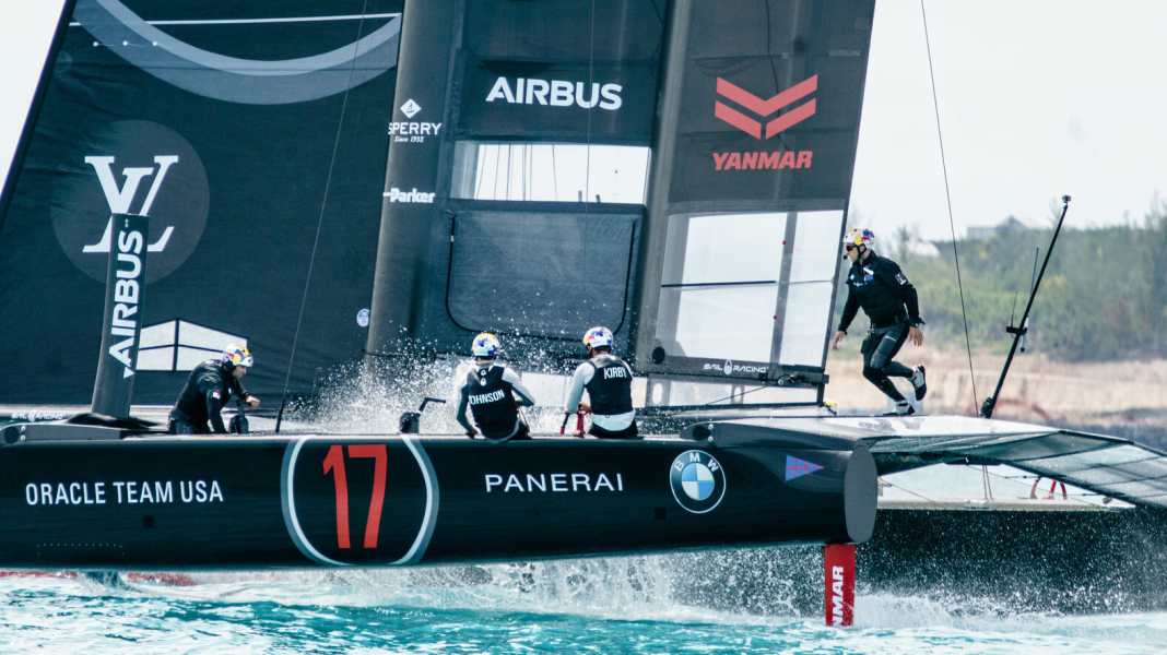 America's Cup: il defender della Coppa si è ribaltato, il velista è rimasto illeso