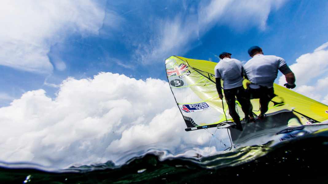 EM 49er, 49erFX, Nacra17: una partenza anticipata, molte alghe e cambi di vento evidenti