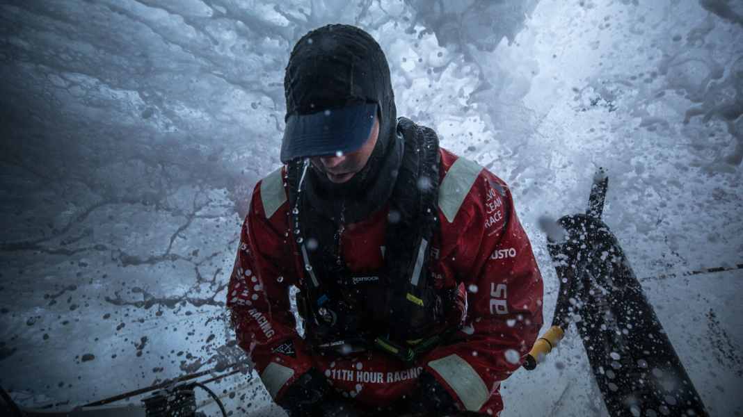 Volvo Ocean Race: Brutale Bilder aus dem Sturm, AkzoNobel ringt mit Bruch