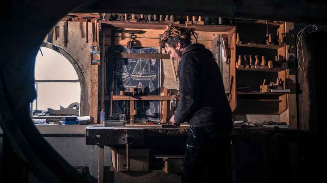 Portrait : un constructeur de bateaux comme il y a cent ans