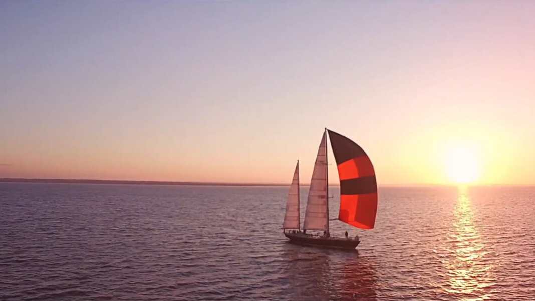 Sailing around the world: Tabarly's daughter sets sail with "Pen Duick VI"