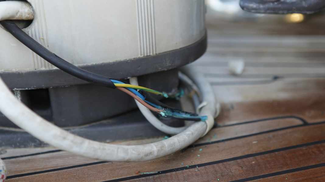 Electrics: In a conductive function: cables on the yacht