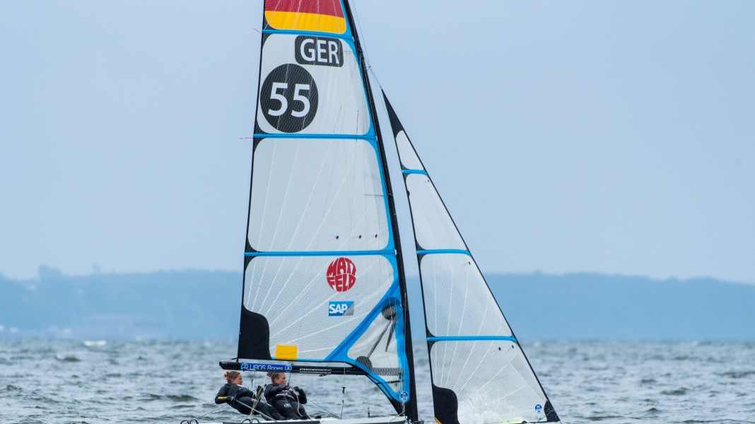 EM 49er, 49erFX, Nacra 17: Silber gewonnen, Flug verpasst