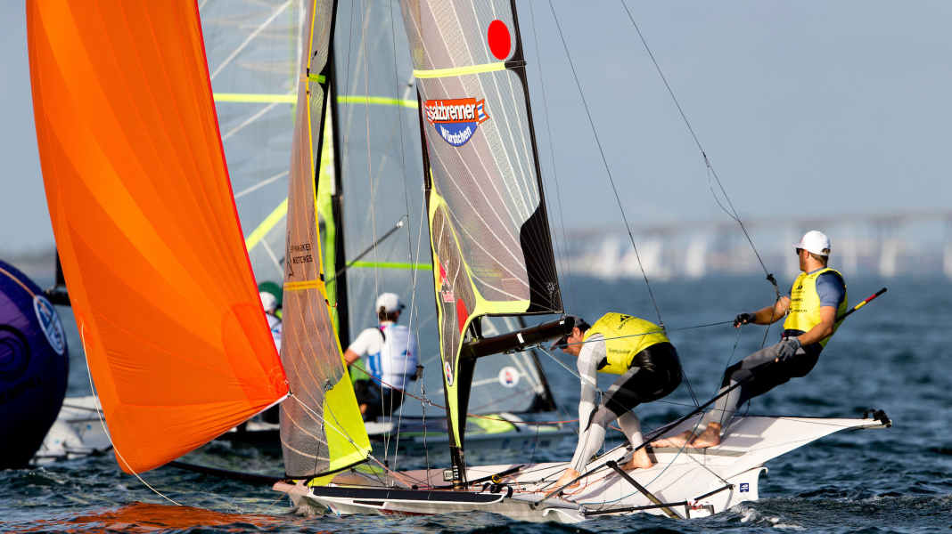 Segeln olympisch: Vier deutsche 49er-Crews im Medaillenrennen vor Miami!