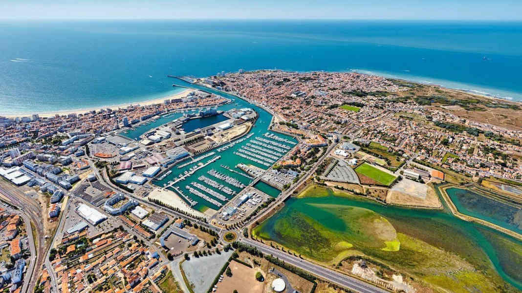 Portrait: Les Sables d'Olonne: harbour town of circumnavigators
