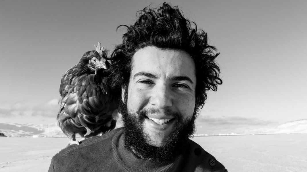 Lungo viaggio: un uomo, un pollo