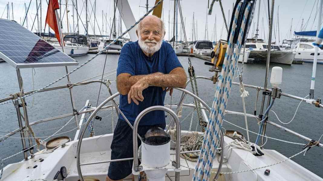 circumnavigazione record: il giro del mondo in barca a vela in solitaria e senza scalo all'età di 81 anni