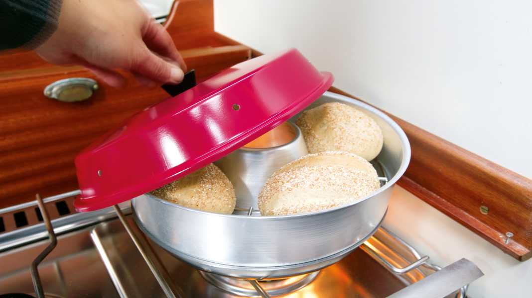 Cooking on board: Bulli or boat: everyone is the same in front of the cooker