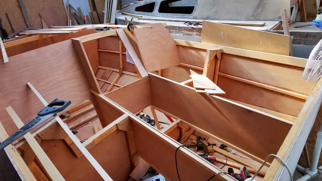 Globe 5.80: Boatbuilding adventure: The first self-build minis are created